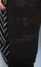 Load image into Gallery viewer, Black Camouflage Print Full Length Leggings