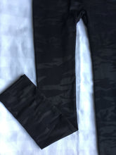 Load image into Gallery viewer, Black Camouflage Print Full Length Leggings